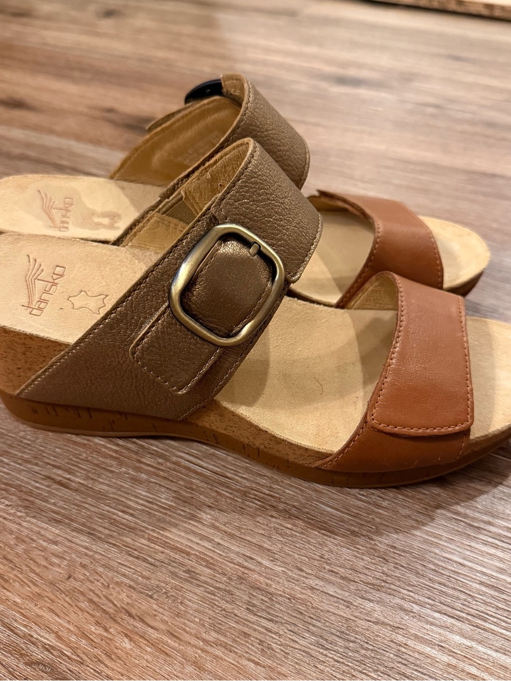 Dansko Shannon Sandals Wedge Women’s Size 41 Tan Gold Leather Comfort Adjustable